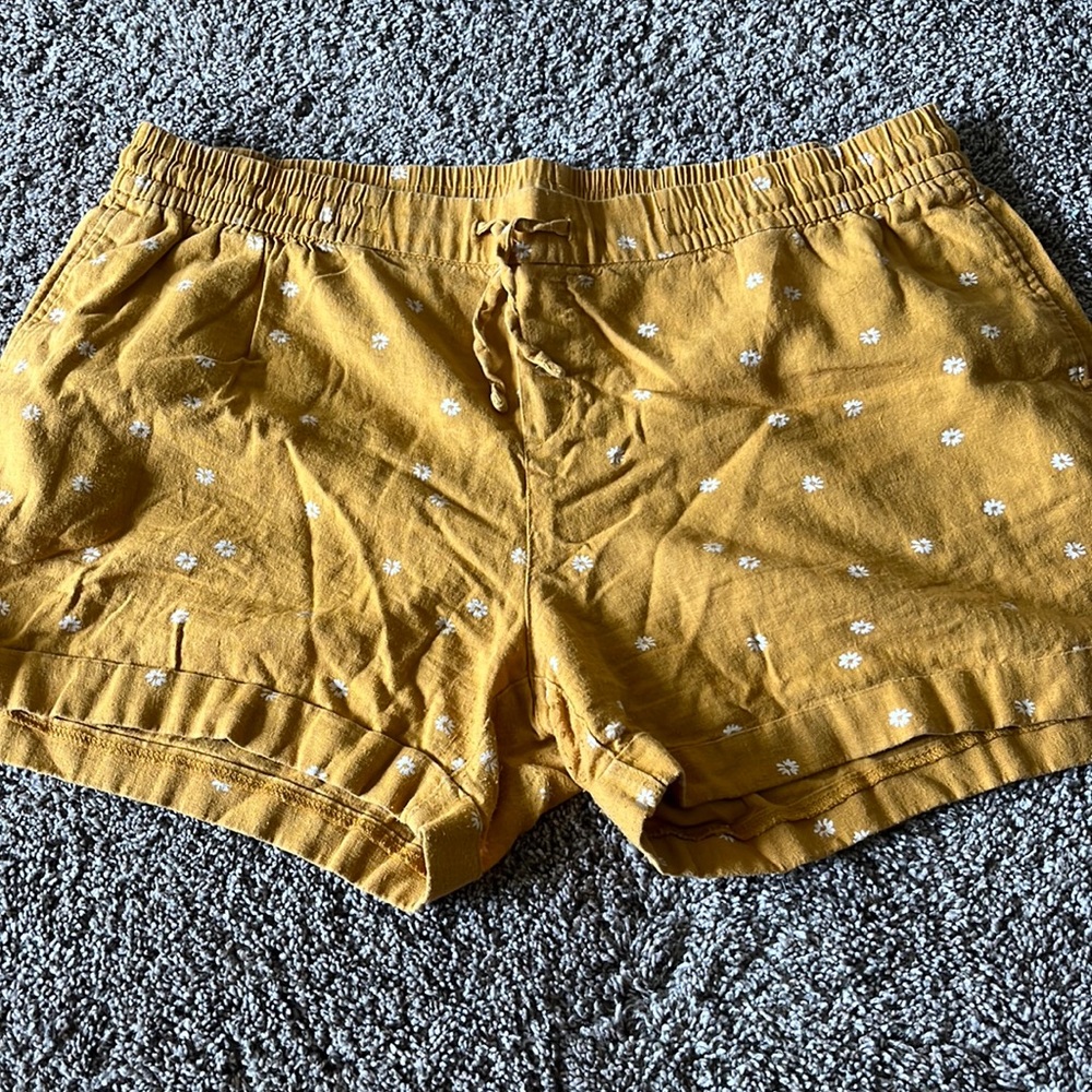 Old Navy linen blend shorts size XL, mustard color with white flowers